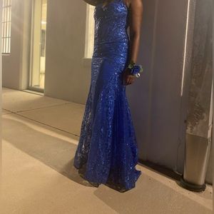 Hello I’m selling a this prom dress☺️ it’s a mermaid tail sea blue.